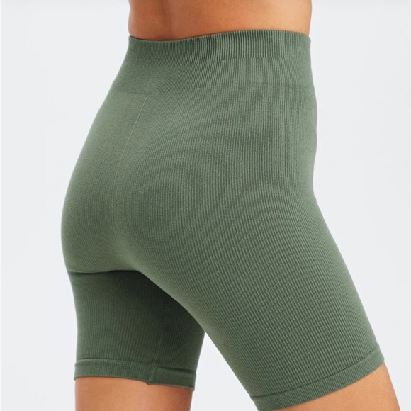 FABLETICS NWT High Waisted Cloudrib Seamless Short - Picture 2 of 7